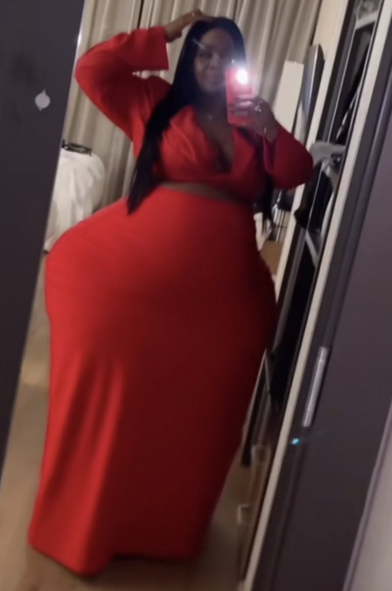 muahcollection1's tweet image. We was on TikTok lAst night debating if it was photoshopped i think it’s real 😩. #notbodyshaming