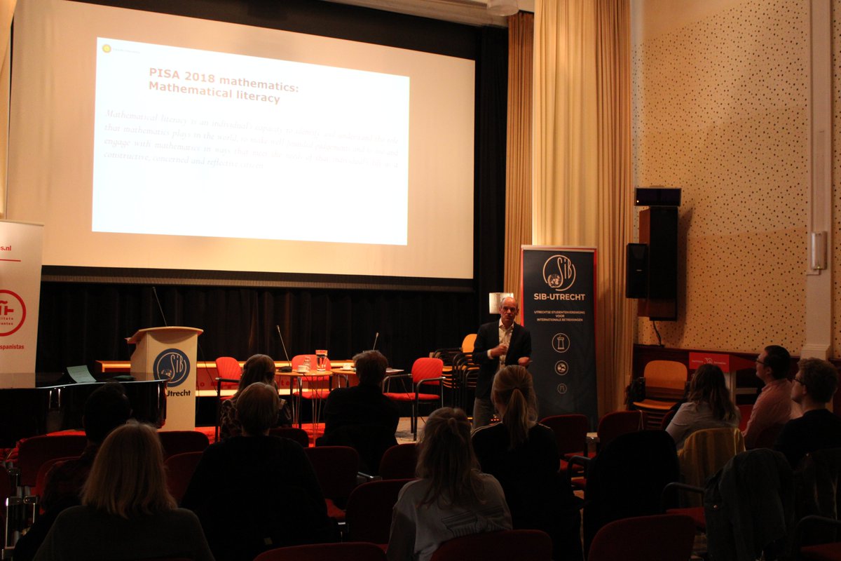 Nederlandse kinderen zijn best goed in rekenen, dat is goed om te weten! @pauldrijvers en Lonneke Boels vertelden over hun onderzoek naar wiskundeonderwijs, dat was erg interessant. SIB organiseert meer van deze avonden, bv over Joegoslavië over 2 weken fb.me/e/1qrG7N3Zo