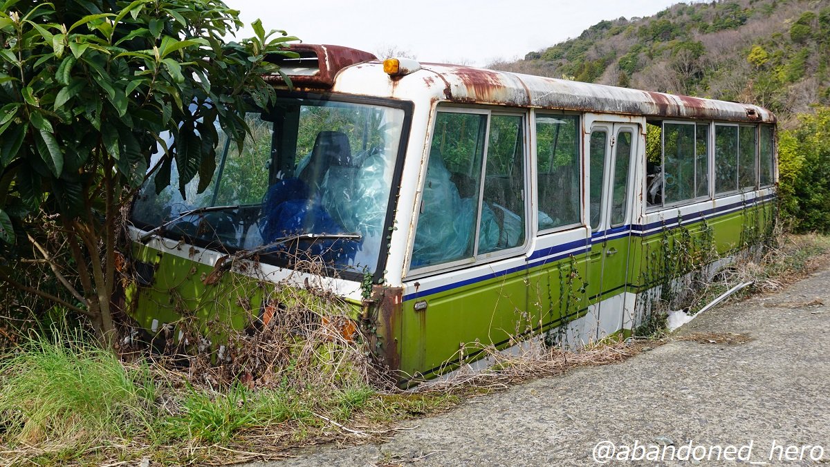 Uzivatel 草ヒロ写真館byぱぁたん Na Twitteru いすゞジャーニーl 農道の脇で埋まっていたマイクロバスの廃車体 リア側のエンジンリッドが土管に突き刺さっており たぶん倉庫として道路脇に置いた後 バスの重みで地盤沈下したんじゃないかと推測 車種は2代目