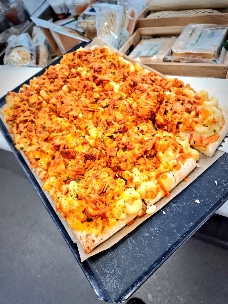 Catering_CoGC's tweet photo. Loaded Chilli Mac &amp; Cheese Nacho Pizza on our Counters today guys. Why not grab a slice👌💯🥰
#welovethisbusiness #baxterstorey @BaxterStorey @CofGCollege @buffcb80 @Allison49434910 https://t.co/4D69mZ1kqW