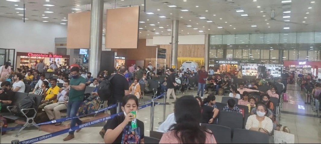 punekarnews's tweet photo. After #SukhoiTyreBurst, Pune Airport Runway Closed For About 2 Hours.
#PuneAirport #RunwayClosed https://t.co/IEfu38pGV1 https://t.co/wrDYBiu8eD