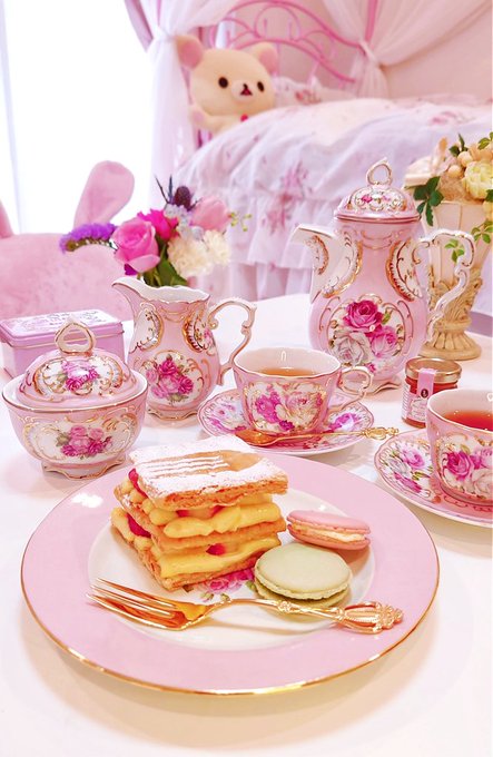 とっても可愛いティーセットお迎えしたから見て〜!😊🌸 