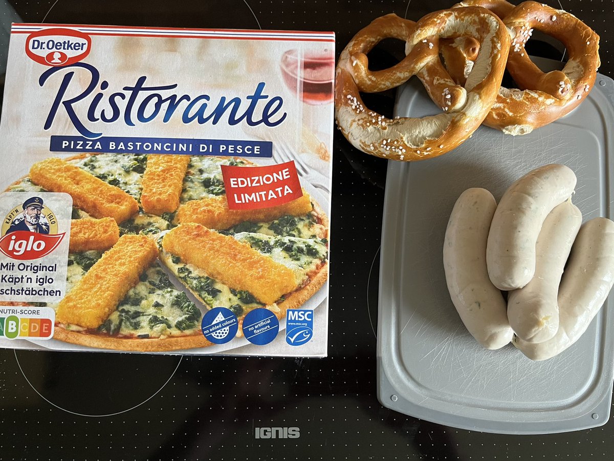 SchwarzbuchInfo's tweet photo. Heute gibt es die erste gesamtdeutsche #fastfoodbattle. Für den Norden tritt an: Die Fischstäbchenpizza von @DrOetkerPizzaDE und @igloDeutschland gegen die Weißwurst aus Bayern. Wer gewinnt oder gibt es am Ende eine friedliche Koexistenz und landet auch die Wurst auf der Pizza? https://t.co/s2JV1gX5PU