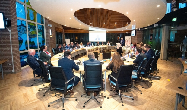 KontaktAlblas's tweet photo. Raad Vijfheerenlanden neemt afscheid van vertrekkers op bij vlagen emotionele avond -  https://t.co/vUnRg5xalV https://t.co/UucAVBMEvg