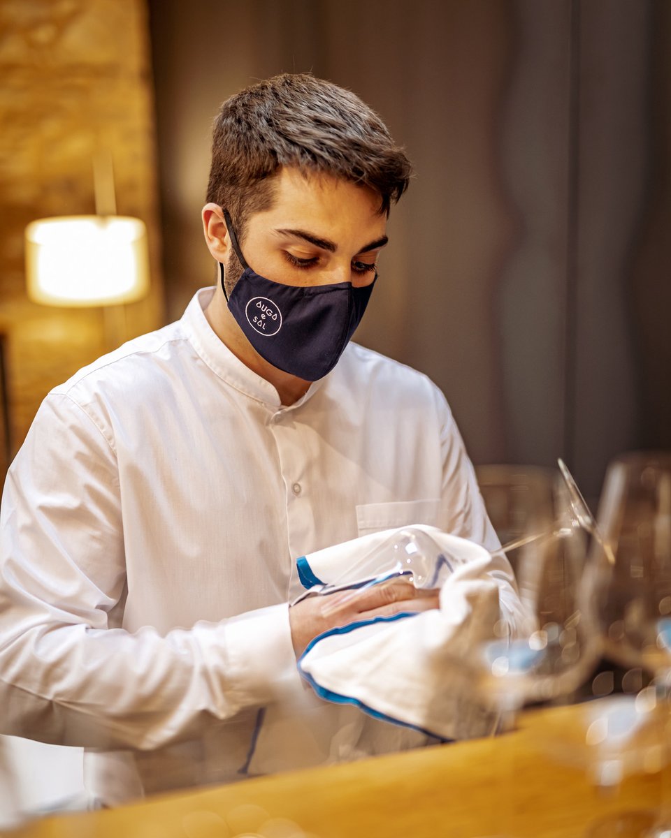 rest_augaesal's tweet photo. Puliendo detalles antes de los últimos servicios de la temporada. ¡Nos vamos de vacaciones hasta el día 6 de Mayo! Podéis seguir reservando mesa desde nuestra página web 🍴💧

RESERVAS 📲 https://t.co/9oZG07rcEZ
📍 Rúa da Fonte de Santo Antonio, 8

#AugaeSal https://t.co/31mDPrZ9Ug