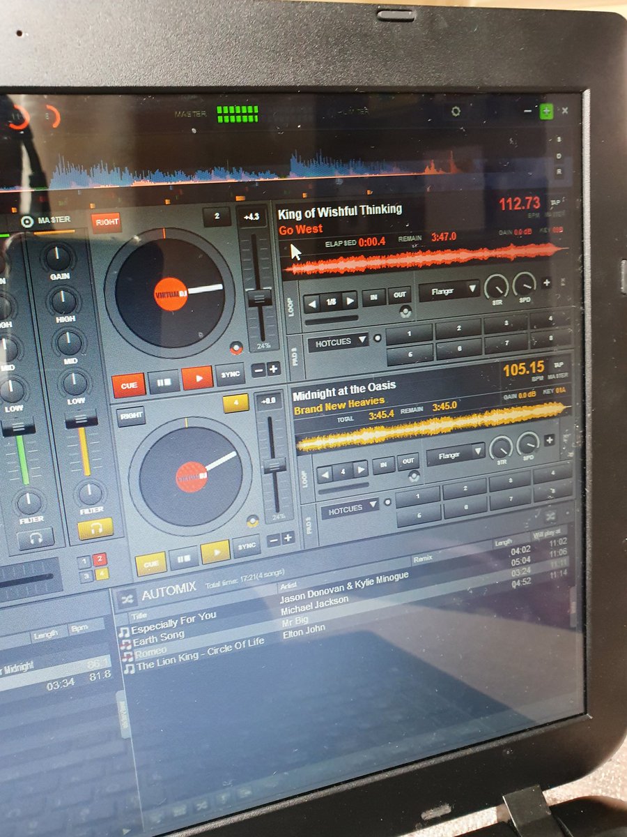 OnePintPaul's tweet photo. Blasting some hits with the headphones 🎧  blazing! Happy Wednesday #Tunes https://t.co/3x6d6if7Qh
