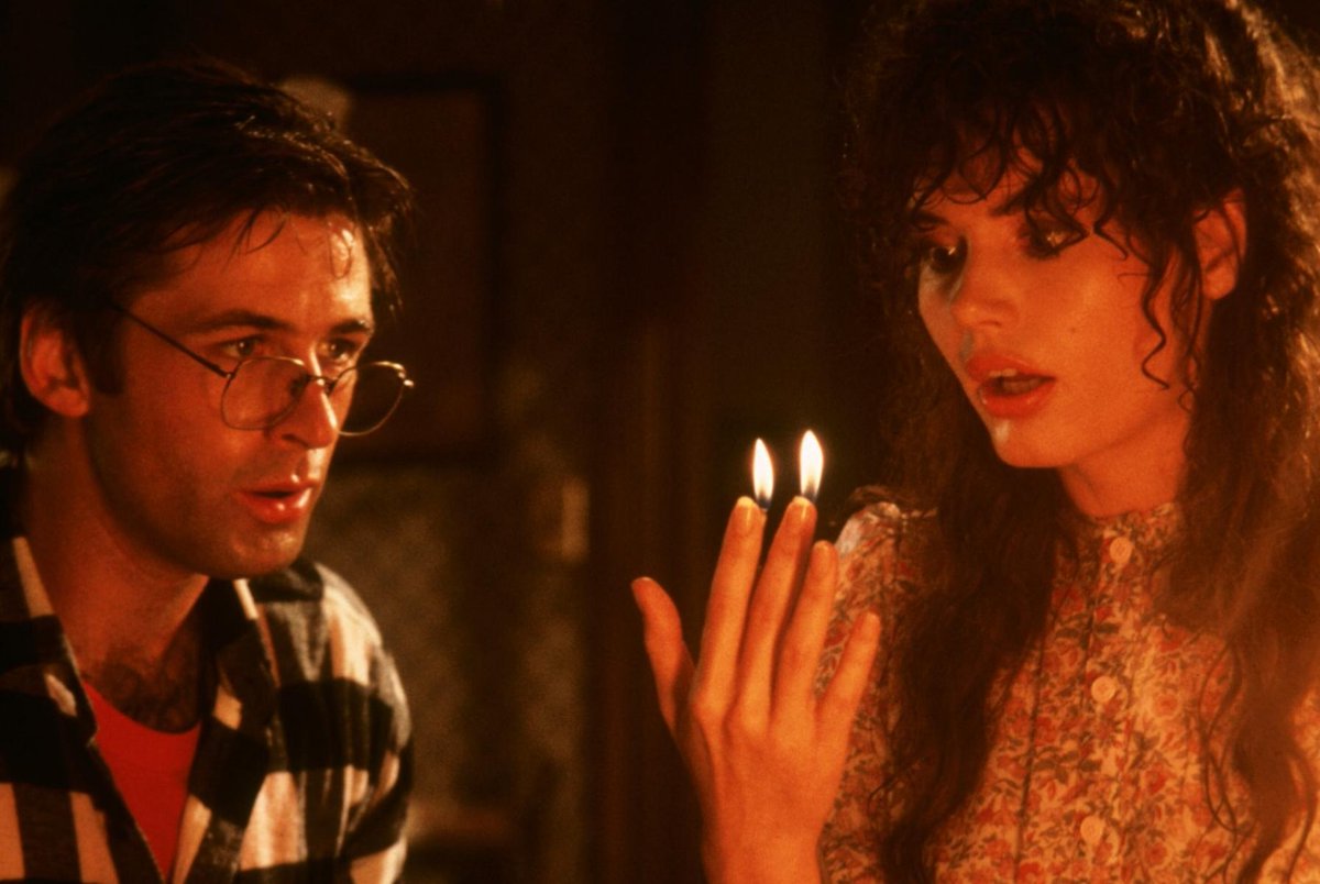 Alkadia_es's tweet photo. Tal día como hoy, hace 34 años, se estrenó en EEUU “Beetlejuice”, la inolvidable película de Tim Burton (Y una de mis películas favoritas de mi infancia)

#Bitelchus #Beetlejuice https://t.co/sksNom4MzN