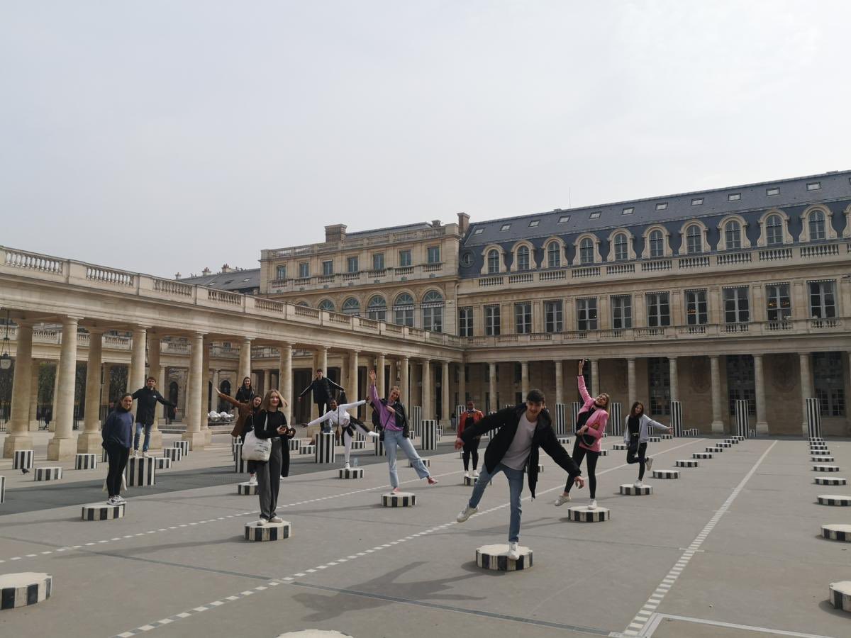 ab2_ba's tweet photo. Les 1pro #lyceejarennes continuent leur visite #paris Les colonnes de Buren Palais Royal-Assemblée nationale https://t.co/E5qpD8PiNc