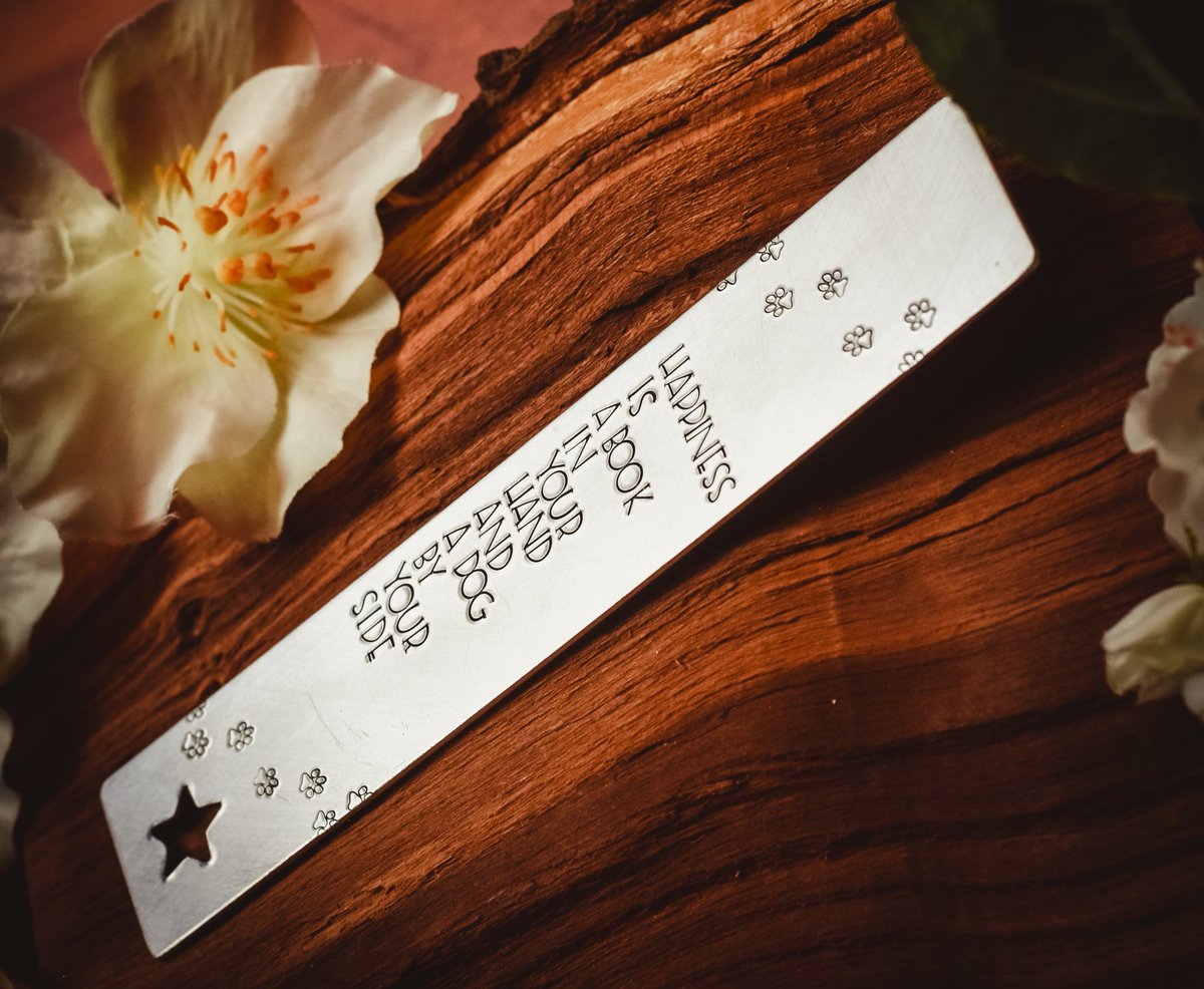 📚 One for the book lovers! 📚 

Our aluminium personalised bookmarks are available on our website, we can put any phrase and design on these that you’d like.

Shop them here: thehappypawscompany.uk/product/bookma…

#bookmark #books #BookLover #bookmarks #SmallBusiness #handmade