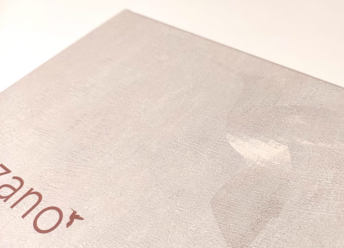 Muebles Kazzano confía en nosotros para desarrollar su Box de muestras en madera real y Catálogo técnico New Royal Collection.