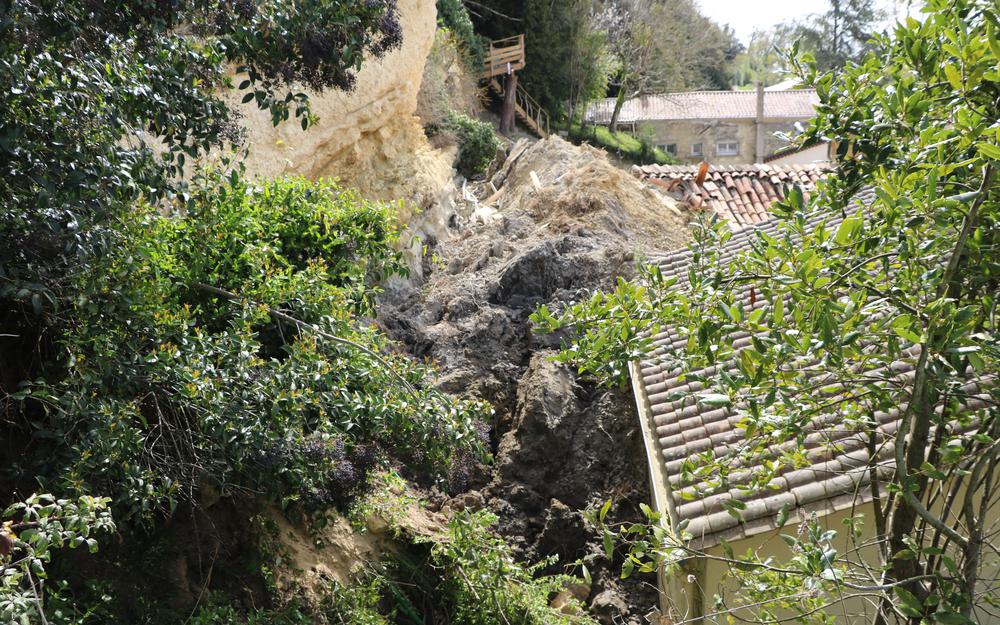 SOArchives's tweet photo. En images : il y a un an, un pan de la falaise de #Gauriac en #Gironde s’écroulait sur les maisons
https://t.co/vgrBqaXZzP https://t.co/CfrCEQ9fPD