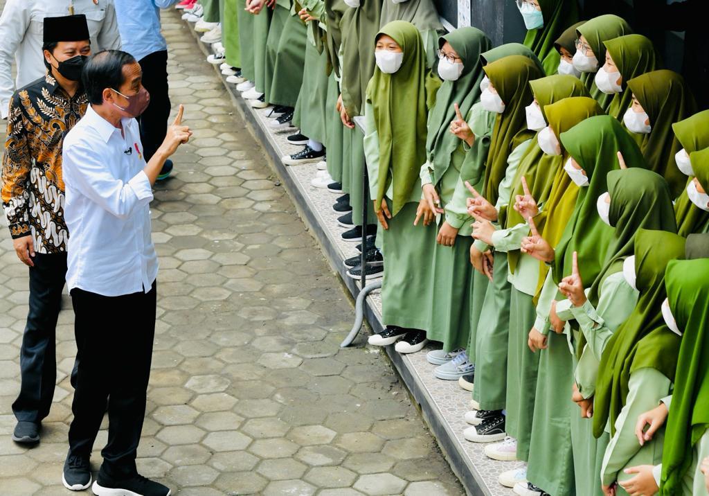 jokowi's tweet photo. Seluruh santri Pondok Pesantren Asrama Perguruan Islam (API) Asri Syubbanul Wathon, di Tegalrejo, Kabupaten Magelang, telah menerima dua dosis vaksinasi Covid-19. Sebagian bahkan sudah menerima vaksin booster, terutama para guru. Alhamdulillah. https://t.co/VFZ5BIc66U