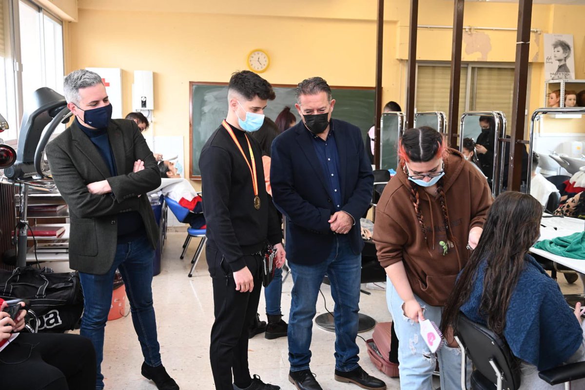 aytolinares's tweet photo. 📚El alcalde de Linares, @RaulCaroAccino ha visitado junto al delegado @SutilMontero, el #IESHimilce para felicitar al centro por el primer puesto logrado en el Campeonato 🇪🇸 de FP 'Spainskills 2022’

🥇Fran Castilla, ha sido reconocido en la modalidad de Peluquería. https://t.co/YvziXKYphB