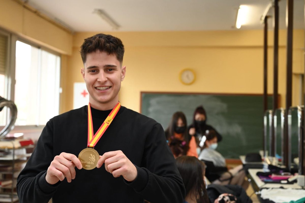 aytolinares's tweet photo. 📚El alcalde de Linares, @RaulCaroAccino ha visitado junto al delegado @SutilMontero, el #IESHimilce para felicitar al centro por el primer puesto logrado en el Campeonato 🇪🇸 de FP 'Spainskills 2022’

🥇Fran Castilla, ha sido reconocido en la modalidad de Peluquería. https://t.co/YvziXKYphB
