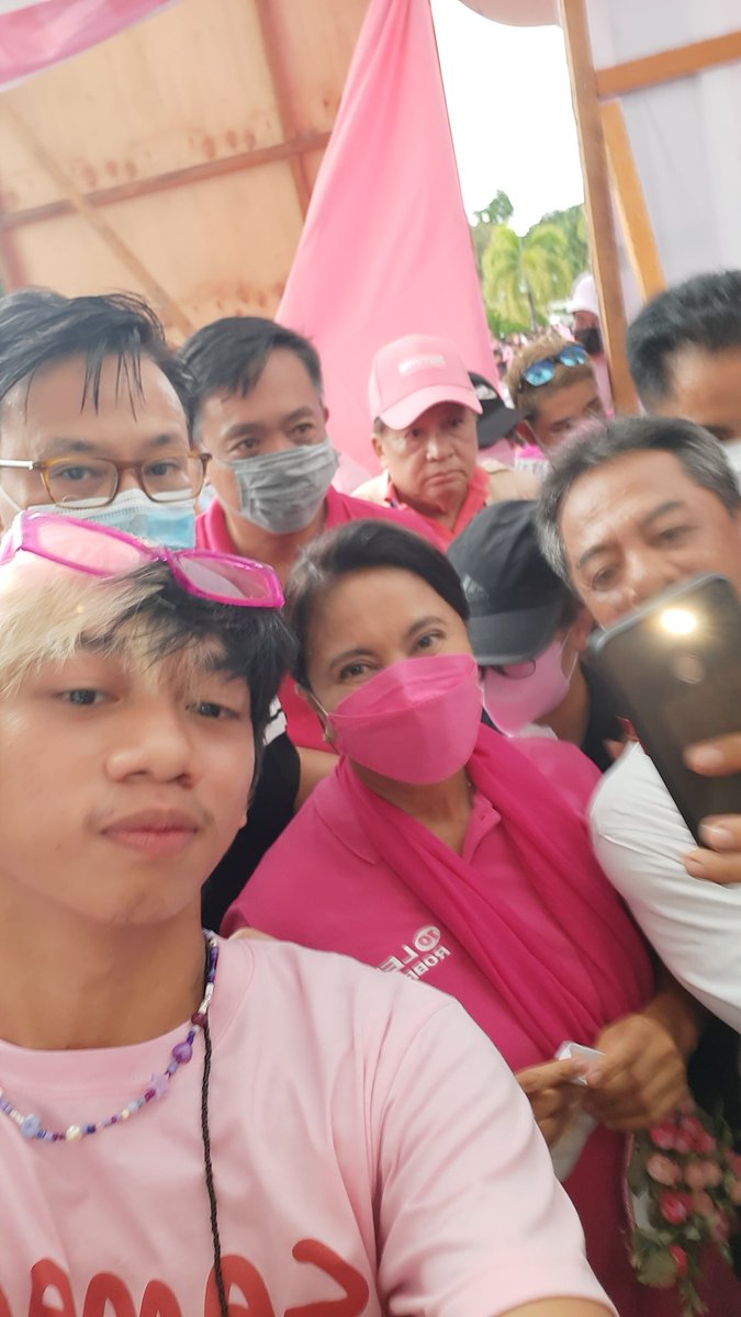 charliecorrals's tweet image. Waaaahhh, I did not expect to have a picture with @lenirobredo huhuhu. Thank you for visiting Samar and good luck! Wish you all the best.

#SamarIsPink 
#LetLeniLead