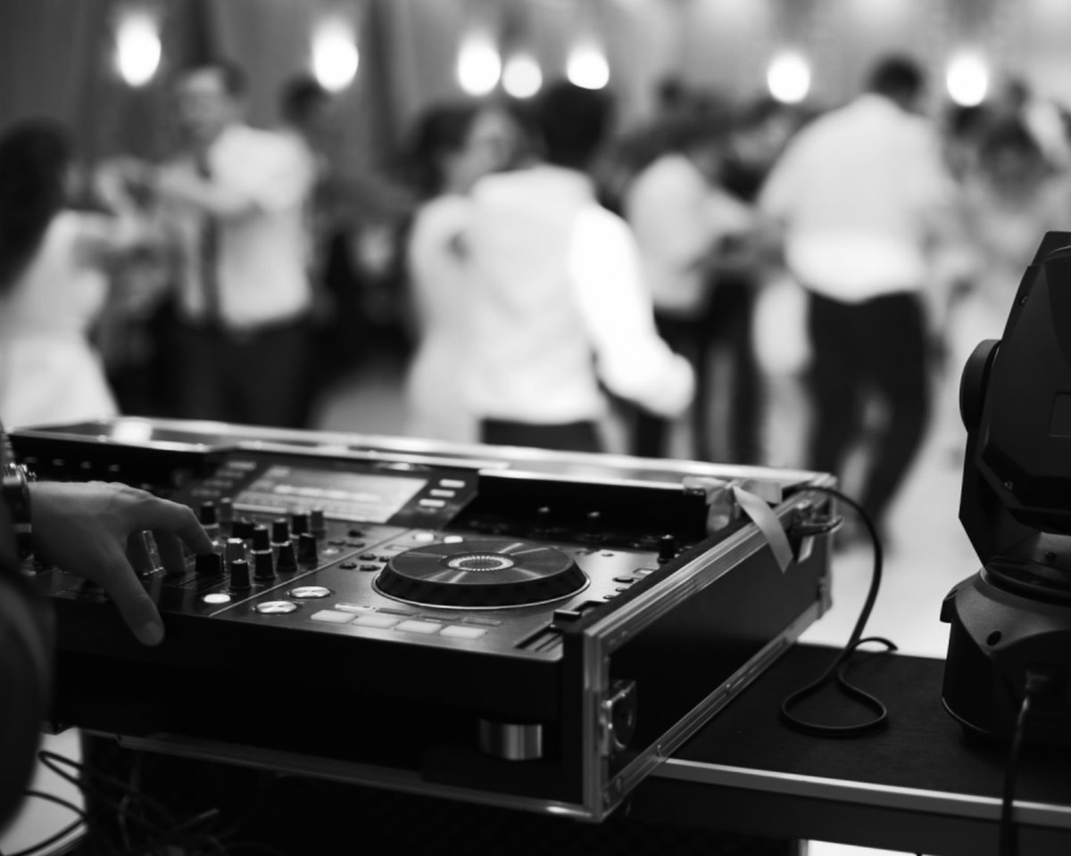 justintimedj's tweet photo. It's #WeddingWednesday &amp; we're inspired! 

It's no secret that when planning wedding reception events, many couples are forgoing more traditional events to create more time for fun, and we love to see it! 🎉👏 Our team is all about creating one-of-a-kind, special moments &amp; me ... https://t.co/2cdGB0GRyh