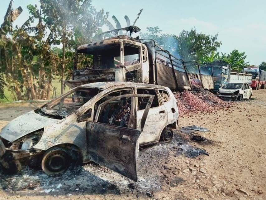 kk_jgk's tweet photo. 4 vehicles were burned down on Myawaddy-Kawkareik road on Tuesday &amp; a man was shot dead. Karen National Union warned civilians not to use the roads due to ongoing clashes. #2022Mar30Coup  #SaveAbducteesLives  #WhatsHappeningInMyanmar https://t.co/tcevZR5CZD