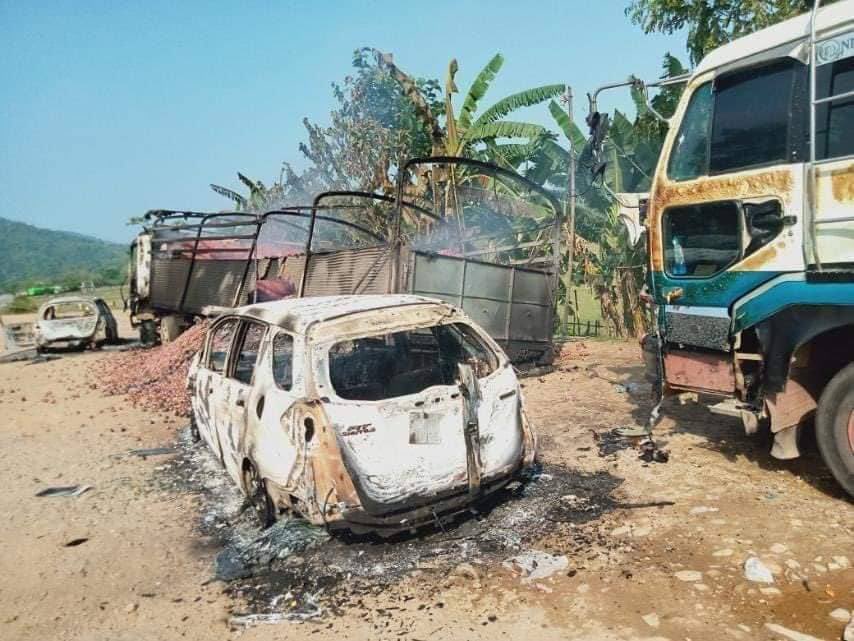 kk_jgk's tweet photo. 4 vehicles were burned down on Myawaddy-Kawkareik road on Tuesday &amp; a man was shot dead. Karen National Union warned civilians not to use the roads due to ongoing clashes. #2022Mar30Coup  #SaveAbducteesLives  #WhatsHappeningInMyanmar https://t.co/tcevZR5CZD