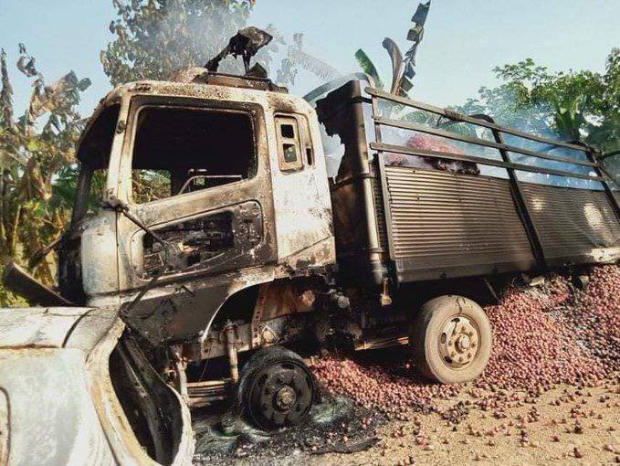kk_jgk's tweet photo. 4 vehicles were burned down on Myawaddy-Kawkareik road on Tuesday &amp; a man was shot dead. Karen National Union warned civilians not to use the roads due to ongoing clashes. #2022Mar30Coup  #SaveAbducteesLives  #WhatsHappeningInMyanmar https://t.co/tcevZR5CZD