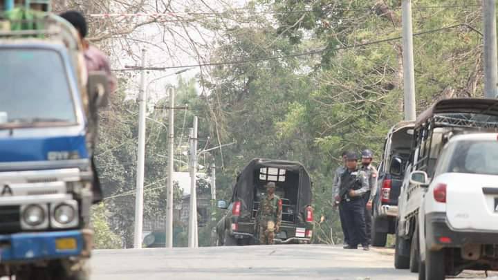 kk_jgk's tweet photo. SAC abducted 5 civilians unjustly with serious injuries while raiding Sharlwin village, KhinOo, by firing heavy artillery shells around 6am today. A clash still broke out bet: SAC &amp; LPDF allies. #2022Mar30Coup  #SaveAbducteesLives  #WhatsHappeningInMyanmar https://t.co/lKI6MXEY7F
