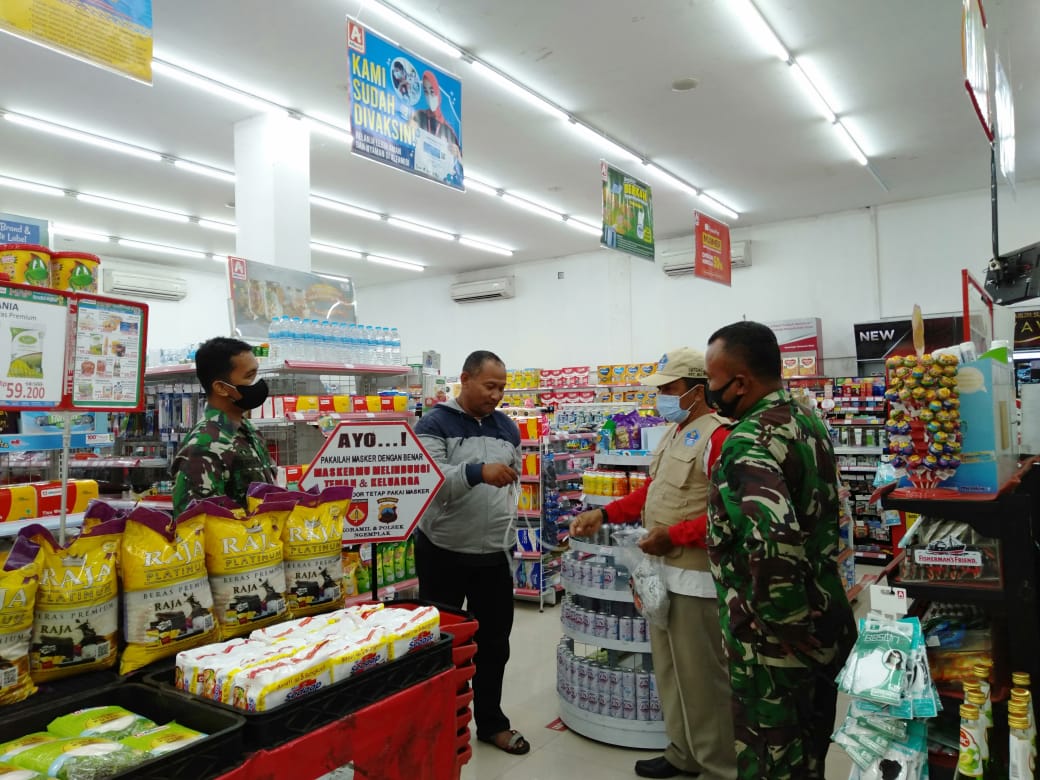 11Ngemplak's tweet photo. Malam pun Swalayan Swalayan Kami Bidik....
Siang Malam terus Yustisi, 3 anggota Koramil 11 Ngemplak Dpp Serma Joko Wibowo bersama Tim Gugus Covid19 Kecamatan melaksanakan Patroli Yustisi Protokol Kesehatan dan bagi masker di swalayan swalayan desa Ngesrep Kec Ngemplak Boyolali. https://t.co/1PLDhzDSLi