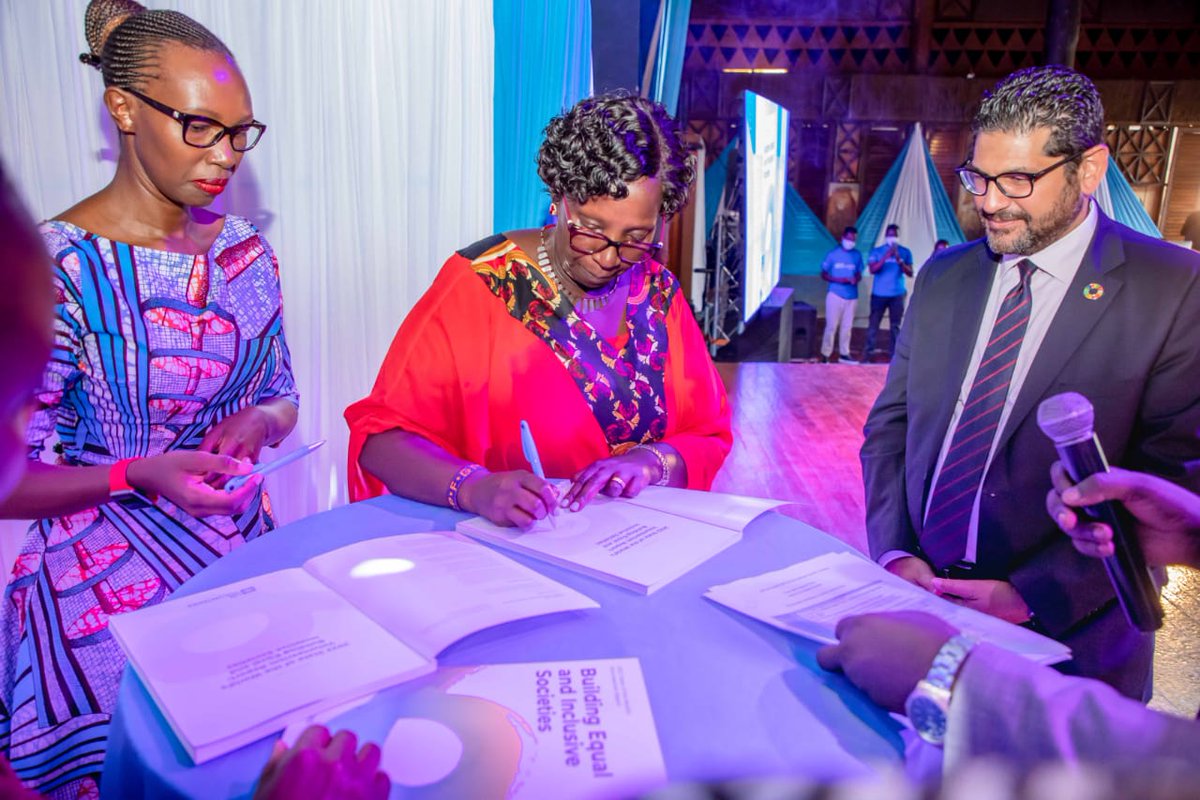 UNDPKenya's tweet photo. 👏👏👏We applaud all our volunteers for their contributions.

The 2022 State of the World’s Volunteerism Report #SWVR2022 findings show different pathways for leveraging volunteers’ invaluable expertise &amp; experiences for development &amp; attainment of #SDGs.
Res. Rep. @Walidbadawi https://t.co/COlrpDc9Uq