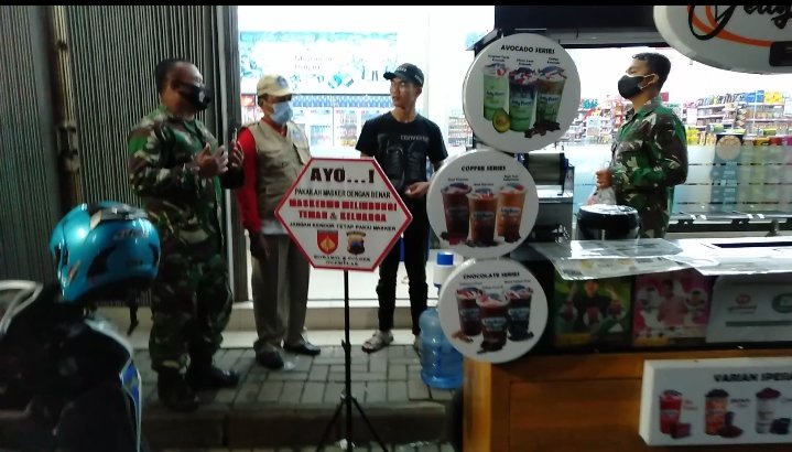 11Ngemplak's tweet photo. Malam pun Swalayan Swalayan Kami Bidik....
Siang Malam terus Yustisi, 3 anggota Koramil 11 Ngemplak Dpp Serma Joko Wibowo bersama Tim Gugus Covid19 Kecamatan melaksanakan Patroli Yustisi Protokol Kesehatan dan bagi masker di swalayan swalayan desa Ngesrep Kec Ngemplak Boyolali. https://t.co/1PLDhzDSLi