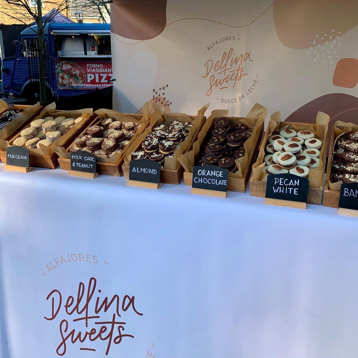 SweetsDelfina's tweet photo. 9 flavours available every Sunday at Wimbledon Village Market ☀️
.
✔️ White Chocolate
✔️ Dark Chocolate
✔️ Maicena
✔️ Milk Chocolate &amp; Peanut
✔️ Almond
✔️ Orange Chocolate
✔️ Pecan White
✔️ Salted Caramel
✔️ Banoffee
.
#market #wimbledon #alfajores #dulcedeleche https://t.co/BRbYEfi7l5