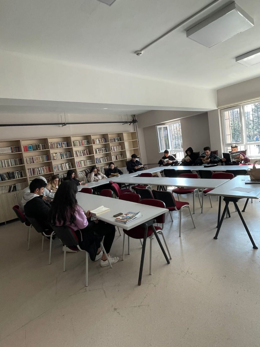 "28 Mart-3 Nisan Kütüphane Haftası" etkinlikleri kapsamında okulumuzda kitap okuma saati yapıldı.