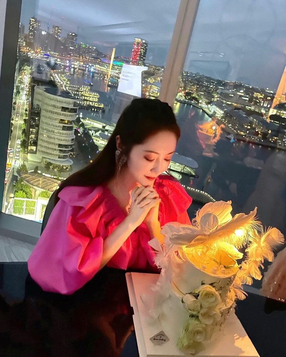 MissShen0920's tweet photo. Special day, I hope there will be a favorite person to spend this important day with me this year.＃birthday https://t.co/pzGHmoTgD4