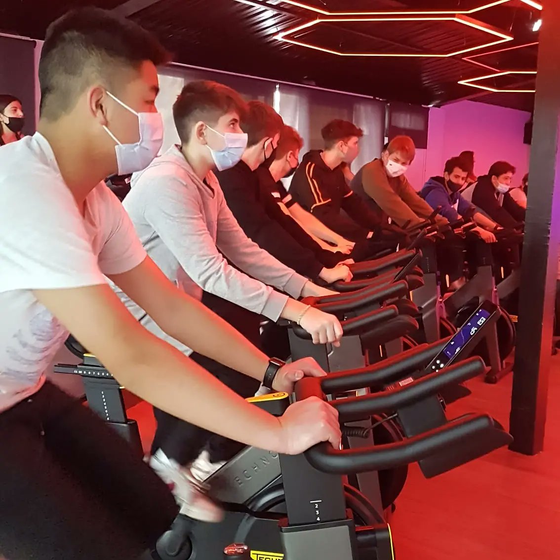 escolapiabalmes's tweet photo. DE MARXA FENT ESPORT! FEM ESCOLA FORA DE LES AULES 
A 3r d’ESO hem pogut conèixer esports com Spinning, Marxa nòrdica i Hift! 
Gràcies a @bcnesports per organitzar-ho! 
#esoepb https://t.co/pfMmr3lfk7