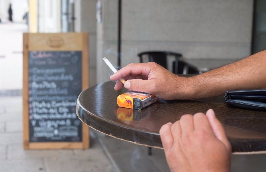 Encuestando's tweet photo. Sanidad prohibirá fumar en las terrazas de los bares
📊 ¿Cuál es tu postura al respecto?

🔃 A FAVOR
♥️ EN CONTRA https://t.co/azJlEUOlJS