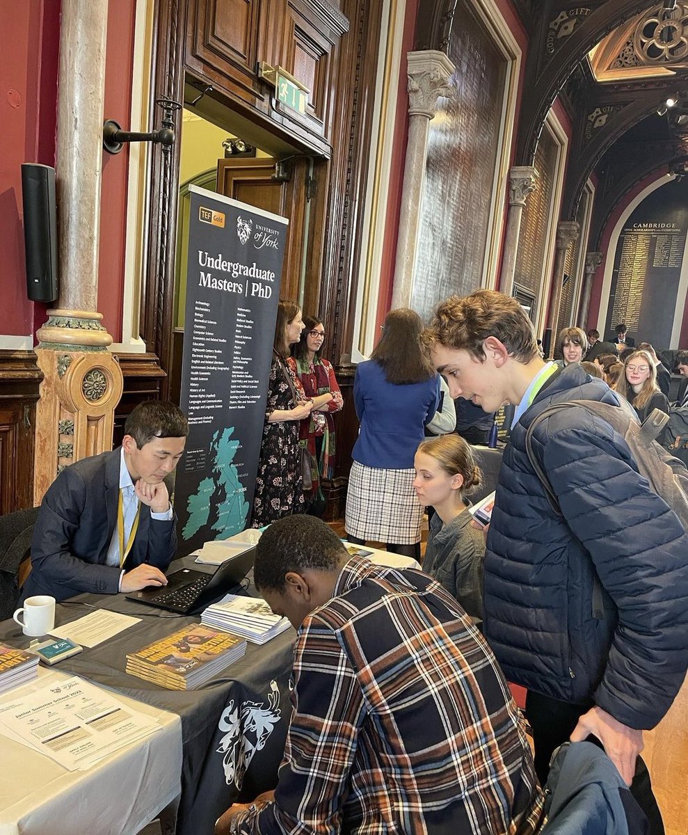Elmgreen6's tweet photo. Thank you to @DulwichCollege for inviting our year 12 students to an informative university fair. Lots of excellent discussions taking place about university and post 16 choices #destinations #careers #russelgroup https://t.co/1YHso6RLs2