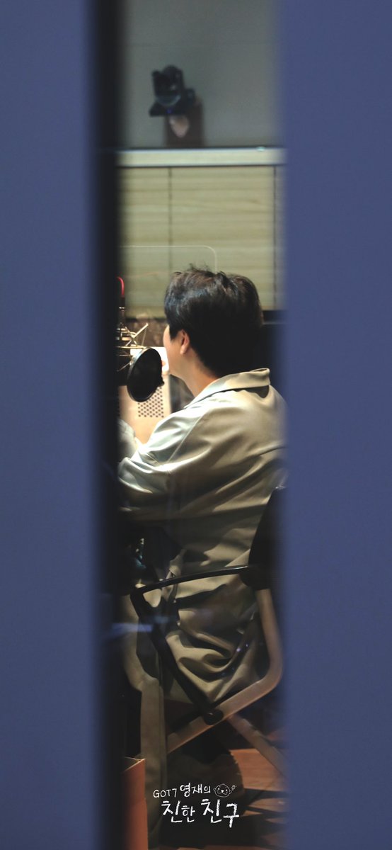 mbcbf_ever's tweet photo. 🦦친친 선물🦦

트렌치 코트, 마이크, 그리고 뒷모습.. 
봄비 오는 오늘 핸드폰 배경화면 설정해놓으면 딱이겠쥬? 
이 기분, 온도, 습도라면 저는 흑백할게요.
청취자 여러분은요?

#GOT7영재의친한친구 #친한친구 #친친 #MBC라디오 https://t.co/o5A1KlD8Ae