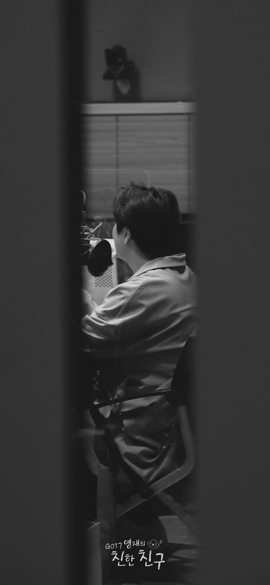 mbcbf_ever's tweet photo. 🦦친친 선물🦦

트렌치 코트, 마이크, 그리고 뒷모습.. 
봄비 오는 오늘 핸드폰 배경화면 설정해놓으면 딱이겠쥬? 
이 기분, 온도, 습도라면 저는 흑백할게요.
청취자 여러분은요?

#GOT7영재의친한친구 #친한친구 #친친 #MBC라디오 https://t.co/o5A1KlD8Ae
