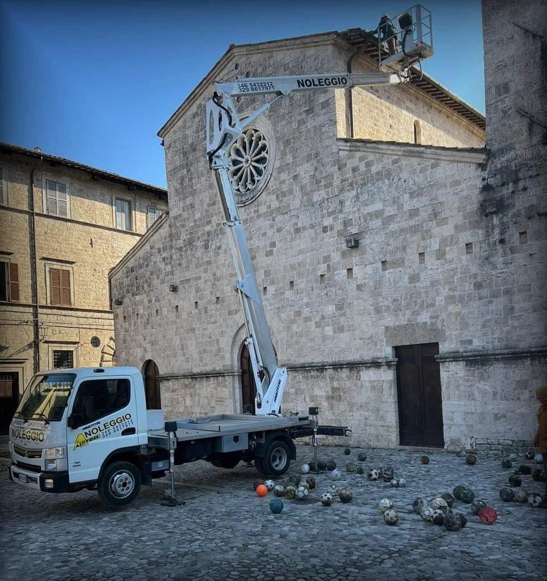 This is why I can't but love my country unconditionally: in Italy also stereotypes are poetic. While cleaning the roof of St. Thomas church in Ascoli Piceno they found dozens of soccer balls which landed there over several decades of football matches between kids. (Photo via FB).