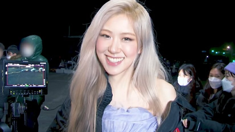 rosefeeds's tweet photo. WE LOVE YOU ROSÉ 🤍 https://t.co/QhXKtms1MM