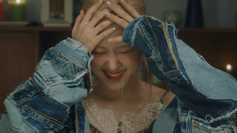 rosefeeds's tweet photo. WE LOVE YOU ROSÉ 🤍 https://t.co/QhXKtms1MM