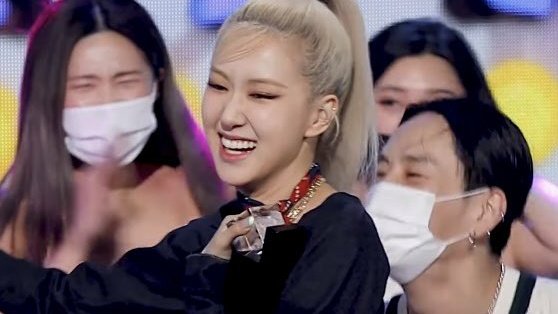 rosefeeds's tweet photo. WE LOVE YOU ROSÉ 🤍 https://t.co/QhXKtms1MM