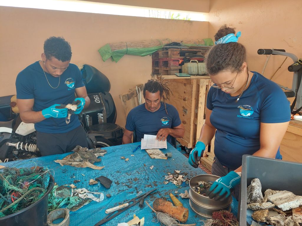 Début mars, nous étions en #Martinique pour initier avec le #PNM le suivi des #macrodéchets sur le #littoral, pour les réseaux nationaux de surveillance des #déchetmarin. Au progr : reconnaissances de site, formation aux protocoles de suivi et réalisation de prélèvements.