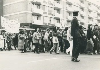 Vandaag is het precies 41 jaar geleden dat de Vrouwenstaking plaatsvond, (30 maart 1981) een landelijke actie tegen o.a. de abortuswet. Ook in Tilburg trok een grote groep vrouwen lopend en zingend door de stad. Was jij erbij? laat het ons weten! bit.ly/Wikiwoensdag-1…