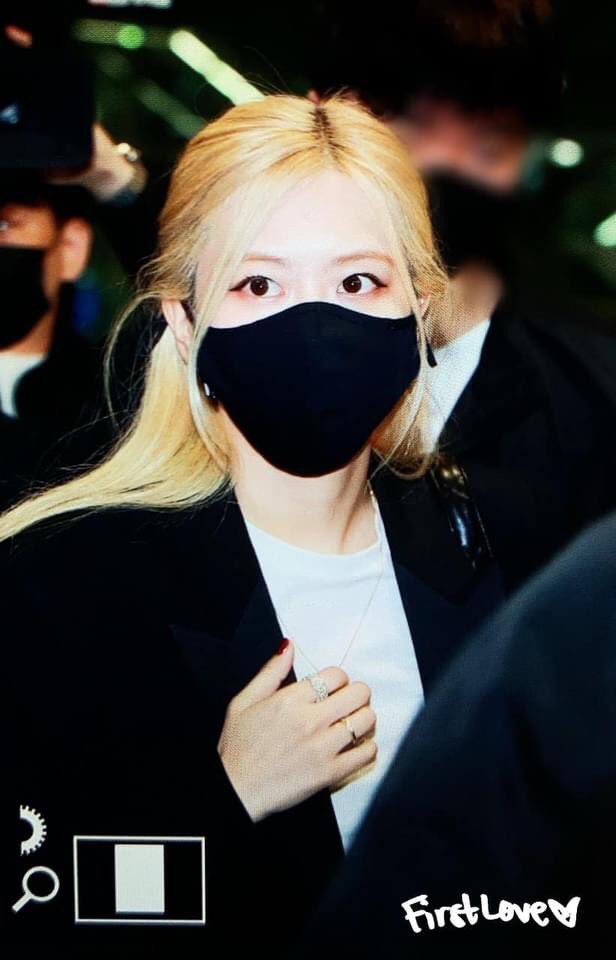 Mấy nay Rosie bị bạo lực mạng k thấy mấy bạn Ọt4 dễ thương lên trend gì hết nhở 
WE LOVE YOU ROSÉ
블랙핑크 로제 #ROSÉ #로제