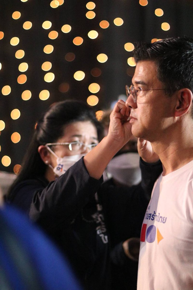 sudaratofficial's tweet photo. ตลอด 30 ปี ที่หน่อยผูกพันกับคนกทม. รู้ปัญหาของทุกคนลึกซึ้ง รู้ว่ากทม. คือหัวใจของการขับเคลื่อนเศรษฐกิจไทย วันนี้โอกาสของเมือง ประชาชน และประเทศ เสียหายไปมาก หน่อยจึงขอฝากคนที่หน่อยเชื่อมั่นที่สุด @SitaDivari ให้พี่น้องคนกทม.ได้เลือกเป็นผู้ว่าฯคนต่อไป #ทีมศิธา
#เลือกศิธามายกทีม https://t.co/GnIpygMiVk
