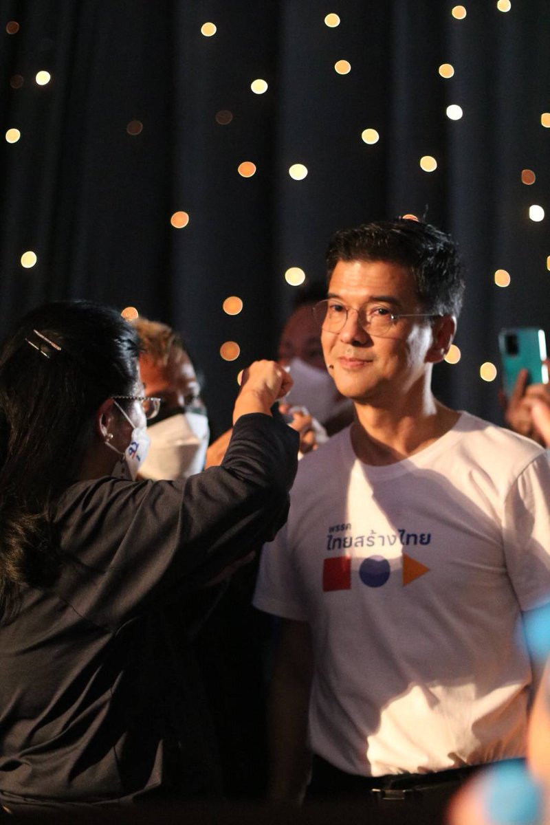 sudaratofficial's tweet photo. ตลอด 30 ปี ที่หน่อยผูกพันกับคนกทม. รู้ปัญหาของทุกคนลึกซึ้ง รู้ว่ากทม. คือหัวใจของการขับเคลื่อนเศรษฐกิจไทย วันนี้โอกาสของเมือง ประชาชน และประเทศ เสียหายไปมาก หน่อยจึงขอฝากคนที่หน่อยเชื่อมั่นที่สุด @SitaDivari ให้พี่น้องคนกทม.ได้เลือกเป็นผู้ว่าฯคนต่อไป #ทีมศิธา
#เลือกศิธามายกทีม https://t.co/GnIpygMiVk
