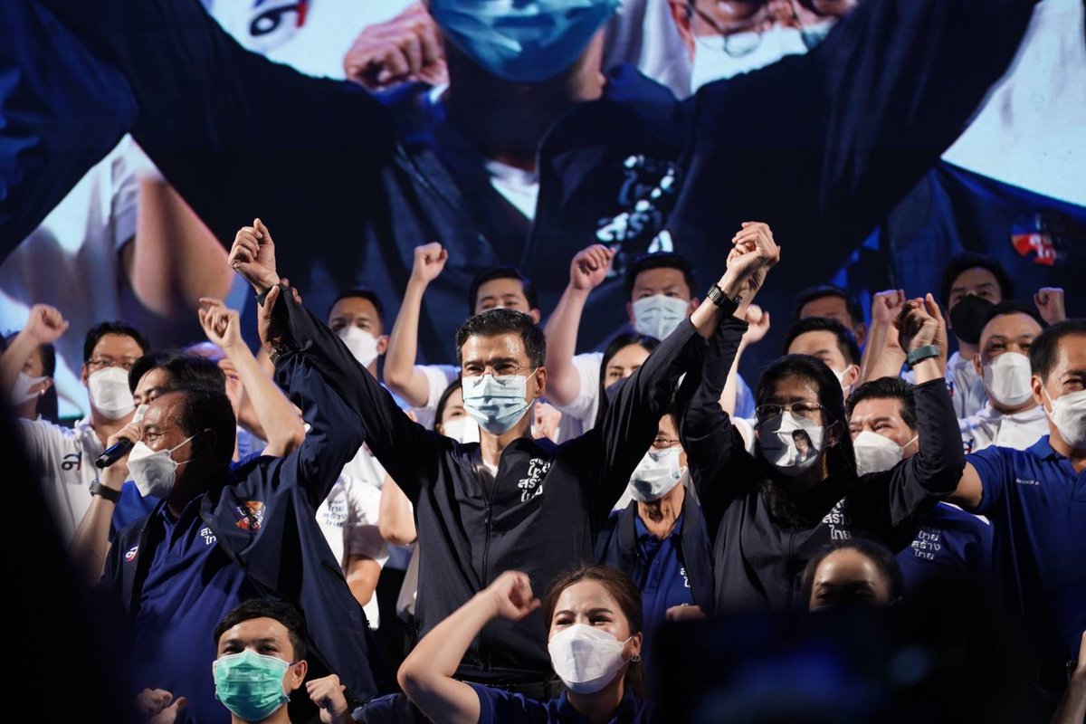 sudaratofficial's tweet photo. ตลอด 30 ปี ที่หน่อยผูกพันกับคนกทม. รู้ปัญหาของทุกคนลึกซึ้ง รู้ว่ากทม. คือหัวใจของการขับเคลื่อนเศรษฐกิจไทย วันนี้โอกาสของเมือง ประชาชน และประเทศ เสียหายไปมาก หน่อยจึงขอฝากคนที่หน่อยเชื่อมั่นที่สุด @SitaDivari ให้พี่น้องคนกทม.ได้เลือกเป็นผู้ว่าฯคนต่อไป #ทีมศิธา
#เลือกศิธามายกทีม https://t.co/GnIpygMiVk