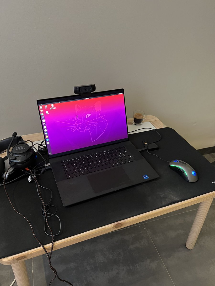 SmaineDev's tweet photo. #SetUpDuJour largement suffisant pour coder des bugs 🐛👌 https://t.co/WPzgR7mnN5