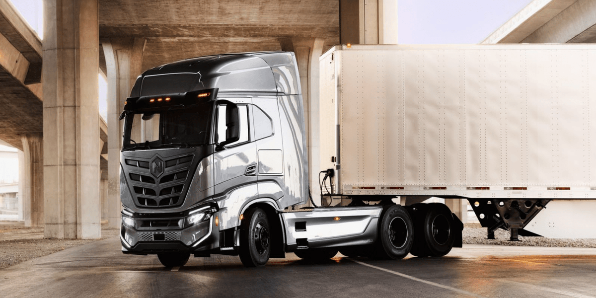 Compleo_CS's tweet photo. Der #batterieelektrische Lkw Tre von @nikolamotor geht endlich in Serienproduktion! 🚛
Im US-Werk Coolidge (Arizona) werden von nun an die #ELkws gefertigt. Mit dem Produktionsbeginn konnte auch bereits ein Anstieg der Aktie des Unternehmens um 15 % erzielt werden. https://t.co/OGbfG8BvU7
