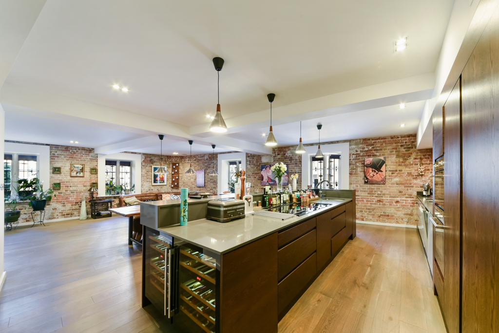 Fresh to market! Amazing Grade II - 3 bedroom apartment in the heart of #Wapping, London - £1.65M

#rightmove #RealEstate #home #investing #property #realtor #estateagents 
e14properties.co.uk/property/gulli…