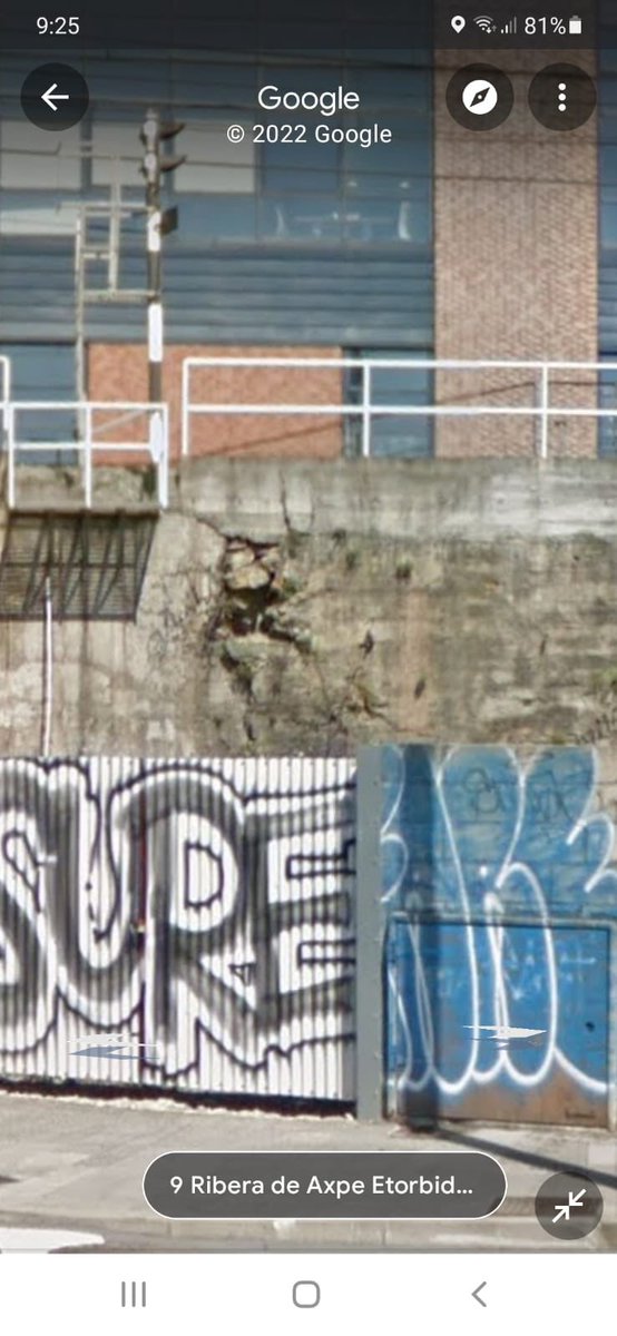 ElsaaSerna's tweet photo. @eidergorostiza En Google Maps se puede ver como estaba en el 2019 el muro que se ha derrumbado. ¿No se ha hecho ningún mantenimiento desde entonces? ¿Donde está la seguridad de l@s usuari@s? @metrobilbaoeus #metrobilbao https://t.co/THylcCRaGb
