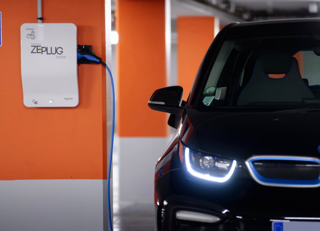 summerhotels_'s tweet photo. L'Hôtel Masséna poursuit son engagement pour l'écologie et propose un service de charge électrique #ZePlug à titre gratuit.
Rechargez votre voiture électrique sans prise de tête 😉
📸 @Zeplug_VE
#summerhotels #hotel #ecoresponsable https://t.co/DInbmFzIPu